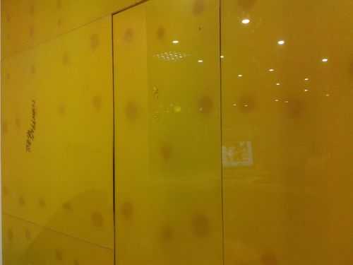 玻璃制品上的黄色污垢怎么清理（玻璃有黄色的吗）