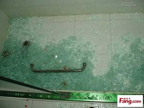 浴室玻璃制品爆炸（浴房玻璃爆炸是什么原因?）