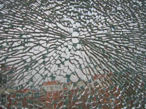 钢化玻璃制品破碎的原因（钢化玻璃破裂原因分析）