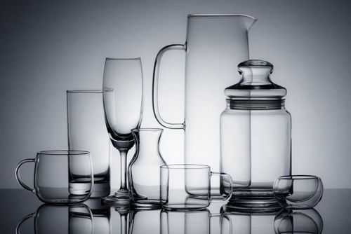 玻璃制品在生活中的应用（玻璃在生活中有哪些用途至少三条）